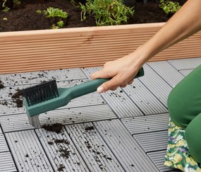 Záhradná kefa na čistenie škár