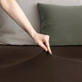 Tmavohnedá napínacia plachta jersey 140x200 cm Amber – Restilo