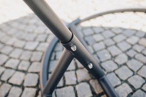 Čierne závesné kreslo KOKON so stojanom