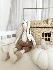 Plyšový králik v béžovom overale s menom dieťaťa