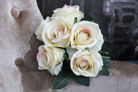 Krémová kytica ruží s ružovým odtieňom