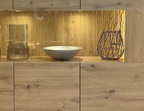 Široká vitrína Bolus, dub artisan, s osvetlením