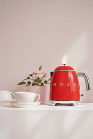 Červená rýchlovarná kanvica z nehrdzavejúcej ocele 800 ml Retro Style – SMEG