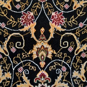 Kvalitný vintage koberec v čiernej farbe