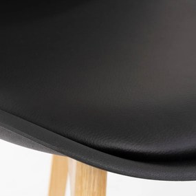 Súprava 2 čiernych stoličiek s bukovými nohami Bonami Essentials Retro