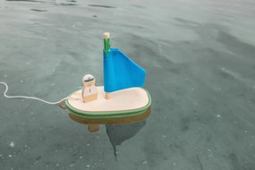 Drevená plachetnica s kapitánom