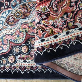 Vintage koberec s dokonalým červeným vzorom