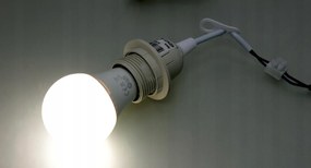 BERGE Stavebný a renovačný držiak lampy na žiarovky E27, kábel s maticou 230V, ČIERNY