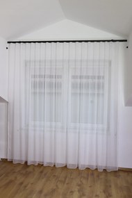 Dekorstudio Biela záclona CIK-CAK s olovkom - vlastný rozmer Uchytenie závesu: Dekoračné krúžky staré zlato, Šírka záclony: 100cm