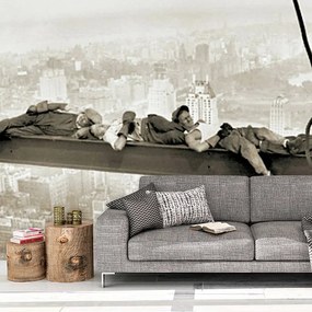 Sablio Tapeta Ležiaci murári na traverze - 336x220 cm
