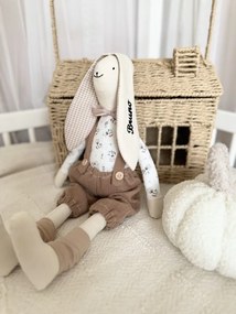 Plyšový králik v béžovom overale s menom dieťaťa
