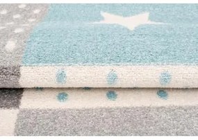 Bielo-tyrkysový koberec so vzormi