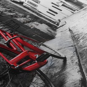 Obraz červeného kolesa na dláždenej ulici (s hodinami) (90x30 cm)