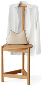 Nemý sluha so stoličkou z masívneho dreva