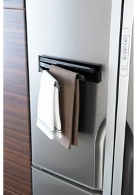 Čierny magnetický výklopný držiak na utierky YAMAZAKI Tower