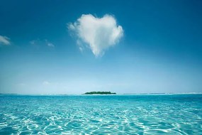Umelecká fotografie Heart shaped cloud over tropical waters, Tom Merton, (40 x 26.7 cm)