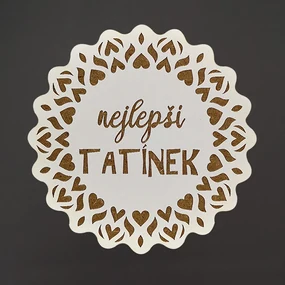 AMADEA Drevený podtácok okrúhly text "najlepší otecko", priemer 10,5 cm, český výrobok