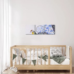 Obraz - Vtáčik na strome s modrými kvetmi (s hodinami) (90x30 cm)