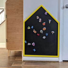 Toptabule.sk  Kriedová tabuľa Domček v prírodnom drevenom ráme + 7 farieb rámu