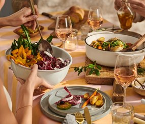 Smaltovaná misa s vekom na servírovanie a prípravu pokrmov