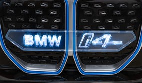 Ramiz BMW i4 batériové auto pre deti Červené + Pomalý štart + EVA + Eko koža + LED audio + Diaľkové ovládanie