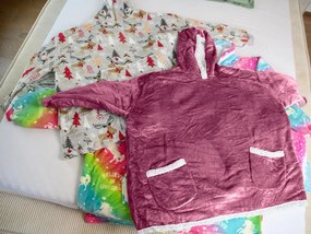 Baránková mikinová deka s rukávmi a kapucňou LAVENDR, vínová