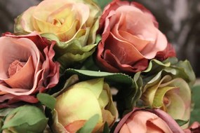 Farebná kytica z 18 ruží