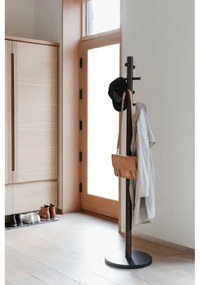 Čierny prírodný vešiak z kaučukového dreva Pillar - Umbra