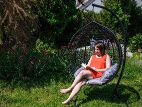 Černé závěsné křeslo KOKON se stojanem, šedý polštář