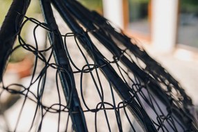 Čierne závesné kreslo KOKON so stojanom, svetlý vankúš