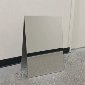 Toptabule.sk  Reklamný stojan Áčko - dizajnový kovový pútač MIRROR
