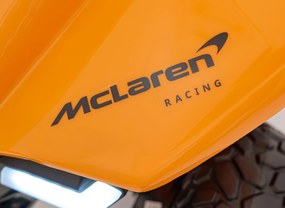 Ramiz Elektrická štvorkolka McLaren Racing MCL 35 pre deti oranžová + diaľkové ovládanie + plynulý štart + EVA kolesá + audio LED