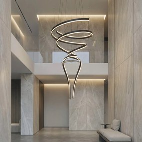 Závesná lampa tvoriaca rozchádzajúci sa vír do chodby haly Ribana, čierna