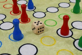 Ayyildiz, Aladinovo Človeče nehnevaj sa + figúrky a kocka, kusový koberec, 100x100, viacfarebná, detská izba