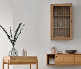 Vstavaná skriňa s dverami z ryhovaného skla