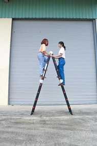 Noela Multifunkčný hliníkový rebrík 4x4 473 cm NVLG-44 BLACK PREMIUM + kolieska, podlážka a polica