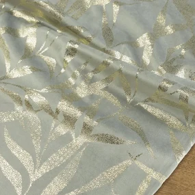 Dekorstudio Elegantný zamatový behúň na stôl BLINK 15 strieborný Rozmer behúňa (šírka x dĺžka): 35x140cm