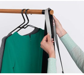 Čierny oceľový stojan na oblečenie Linn – Brabantia