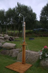 Drevená záhradná sprcha