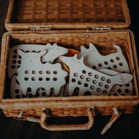 Montessori drevená prepletacia hračka - ovečka