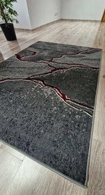 HU Sivý abstraktný obdĺžnikový koberec NEW IDEA 90321-0564  imitácia mramoru s červenými žilami Rozmer: 60x110 cm