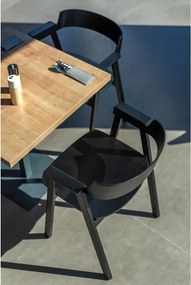 Čierna jedálenská stolička s podrúčkami z dubového dreva Flip – Gazzda