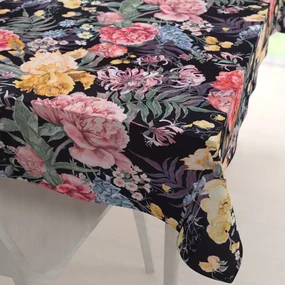 Biante Zamatový obdĺžnikový obrus Tamara TMR-019 Záhradné kvety na čiernom 60x100 cm