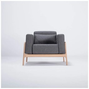 Kreslo s konštrukciou z dubového dreva s tmavosivým textilným sedadlom Gazzda Fawn