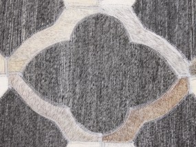 Kožený koberec 160 x 230 cm sivá/béžová ROLUNAY Beliani