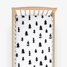 Goldea vianočná bavlnená napínacia plachta do detské postieľky - čierne stromčeky na bielom 60 x 120 cm