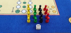 Hrací koberec Človeče nehnevaj sa + figúrky a kocka - 92x92 cm