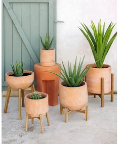 Terakotový kvetináč na drevenom podstavci Kave Home Dalva, ⌀ 30 cm