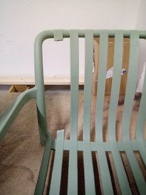 AKCIA Plastová stolička TREGO s lakťovými opierkami, zelená II. akosť