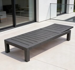 Robustné záhradné ležadlo k bazénu a na terasu - sivé